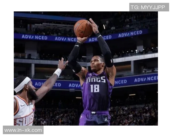 布克称赞吉莱斯皮影响力显著威少防守表现出色训练刻苦